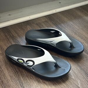 OOFOS Black and White Flip Flops